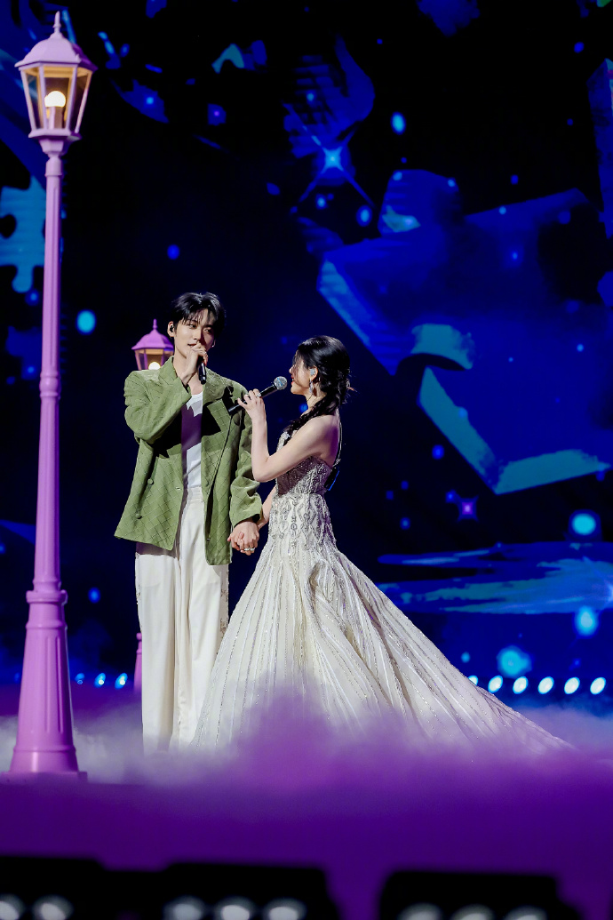 Xôn xao clip cặp sao lệch 19 tuổi thân mật khác thường ở sự kiện, nhà gái vừa trải qua vụ Xôn xao clip cặp sao lệch 19 tuổi thân mật khác thường ở sự kiện, nhà gái vừa trải qua vụ