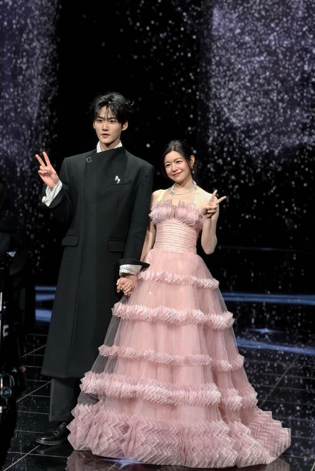 Xôn xao clip cặp sao lệch 19 tuổi thân mật khác thường ở sự kiện, nhà gái vừa trải qua vụ Xôn xao clip cặp sao lệch 19 tuổi thân mật khác thường ở sự kiện, nhà gái vừa trải qua vụ