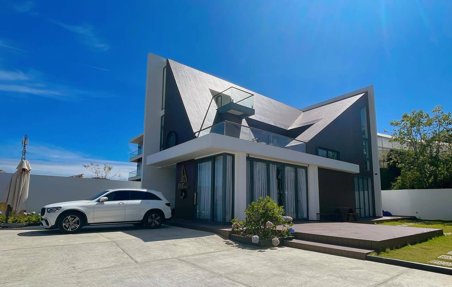 Tóc Tiên trở về biệt thự- Ảnh 6. Tóc Tiên trở về biệt thự- Ảnh 6.