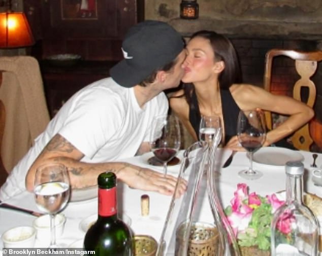 Mỉa mai l&agrave;m sao khi xem loạt h&igrave;nh xăm Brooklyn Beckham tri &acirc;n bố mẹ v&agrave; c&aacute;c em ruột, nay xo&aacute; đi phũ ph&agrave;ng giữa drama- Ảnh 3.