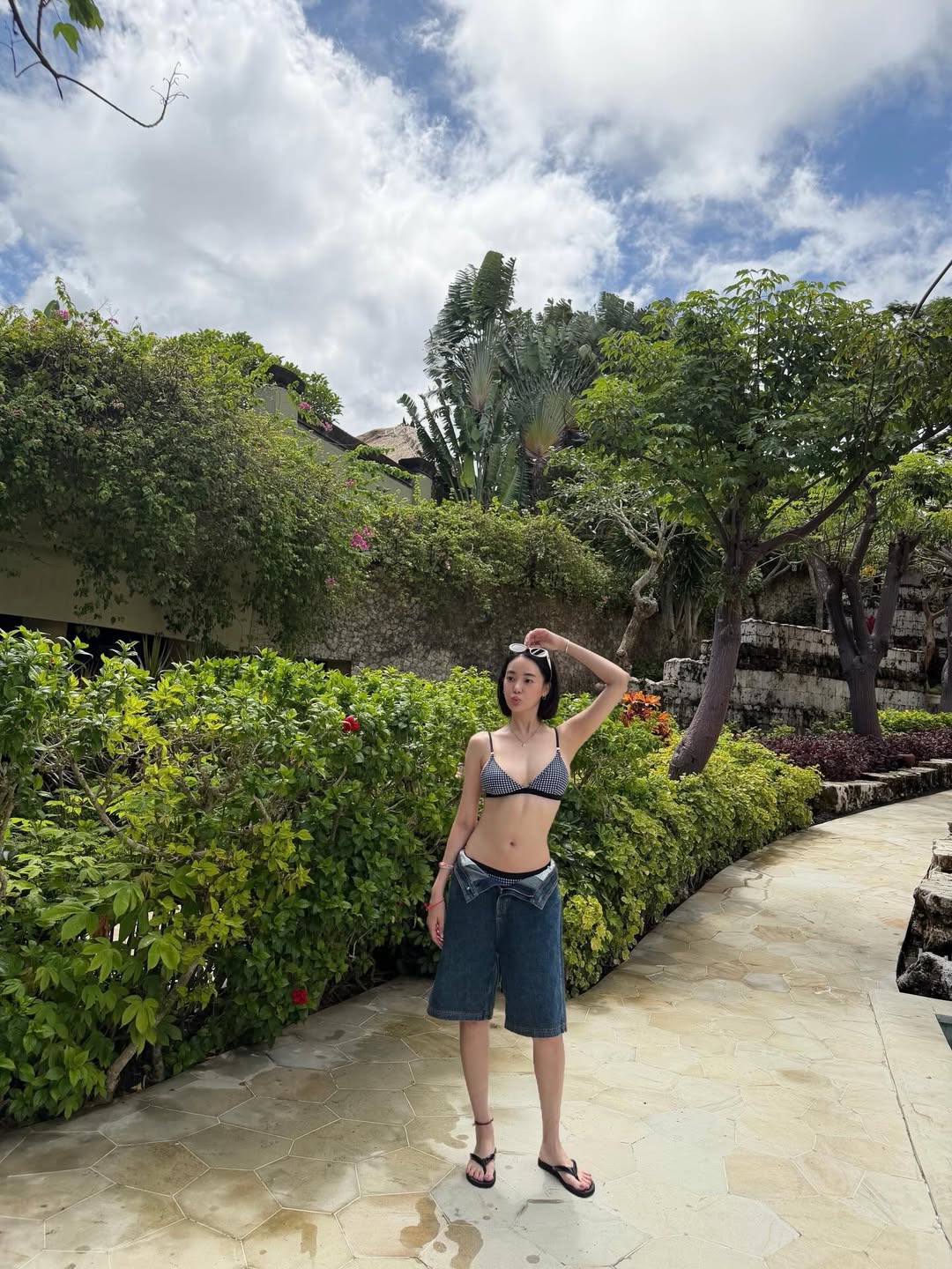 T&igrave;nh tin đồn G-Dragon thả d&aacute;ng với bikini, U40 m&agrave; 