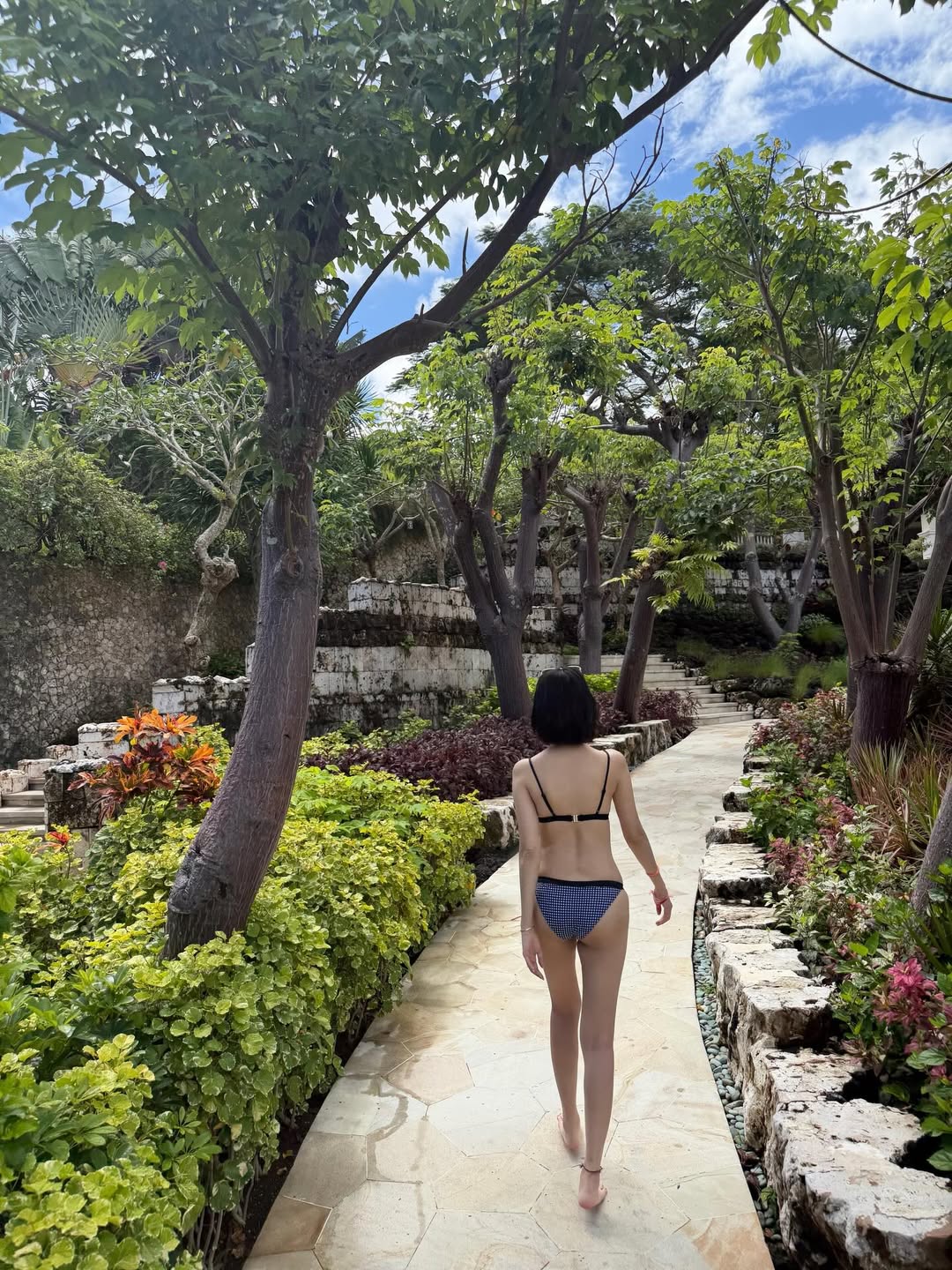 T&igrave;nh tin đồn G-Dragon thả d&aacute;ng với bikini, U40 m&agrave; 