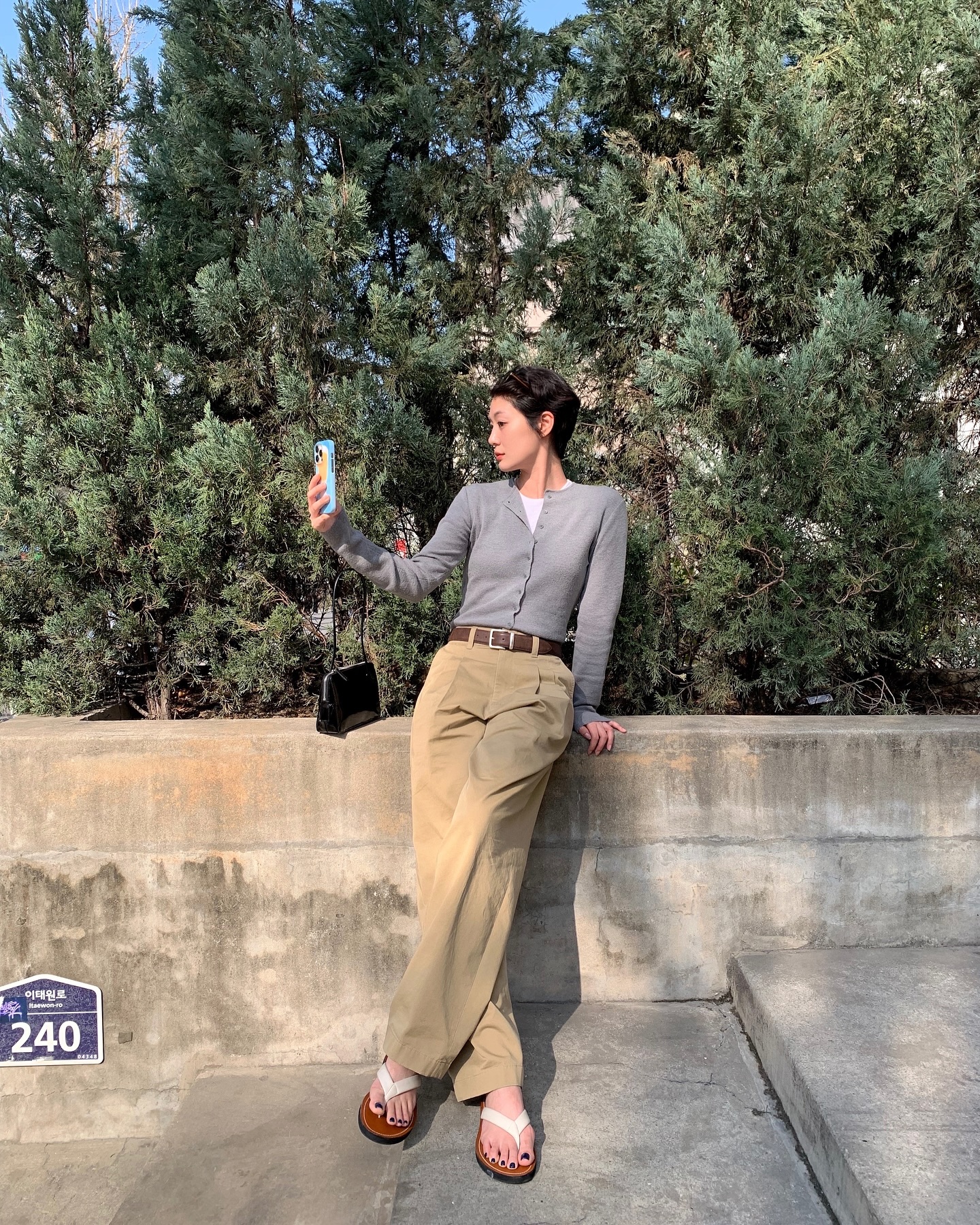 Style của chị em sẽ trẻ trung hẳn ra nhờ 5 c&ocirc;ng thức mặc quần s&aacute;ng m&agrave;u- Ảnh 10.