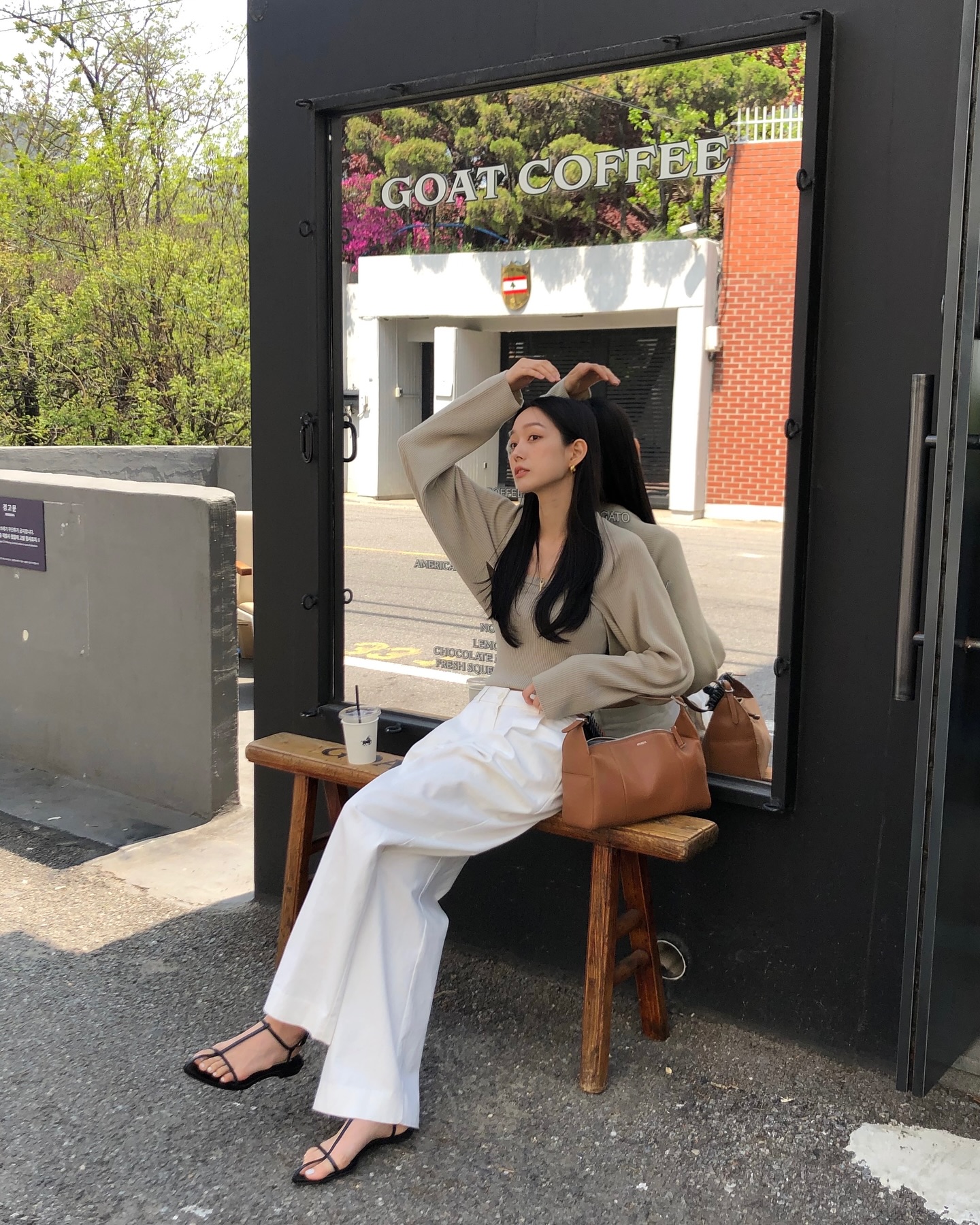 Style của chị em sẽ trẻ trung hẳn ra nhờ 5 c&ocirc;ng thức mặc quần s&aacute;ng m&agrave;u- Ảnh 6.