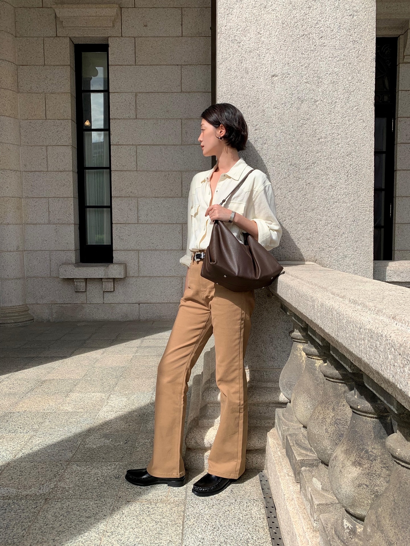 Style của chị em sẽ trẻ trung hẳn ra nhờ 5 c&ocirc;ng thức mặc quần s&aacute;ng m&agrave;u- Ảnh 8.