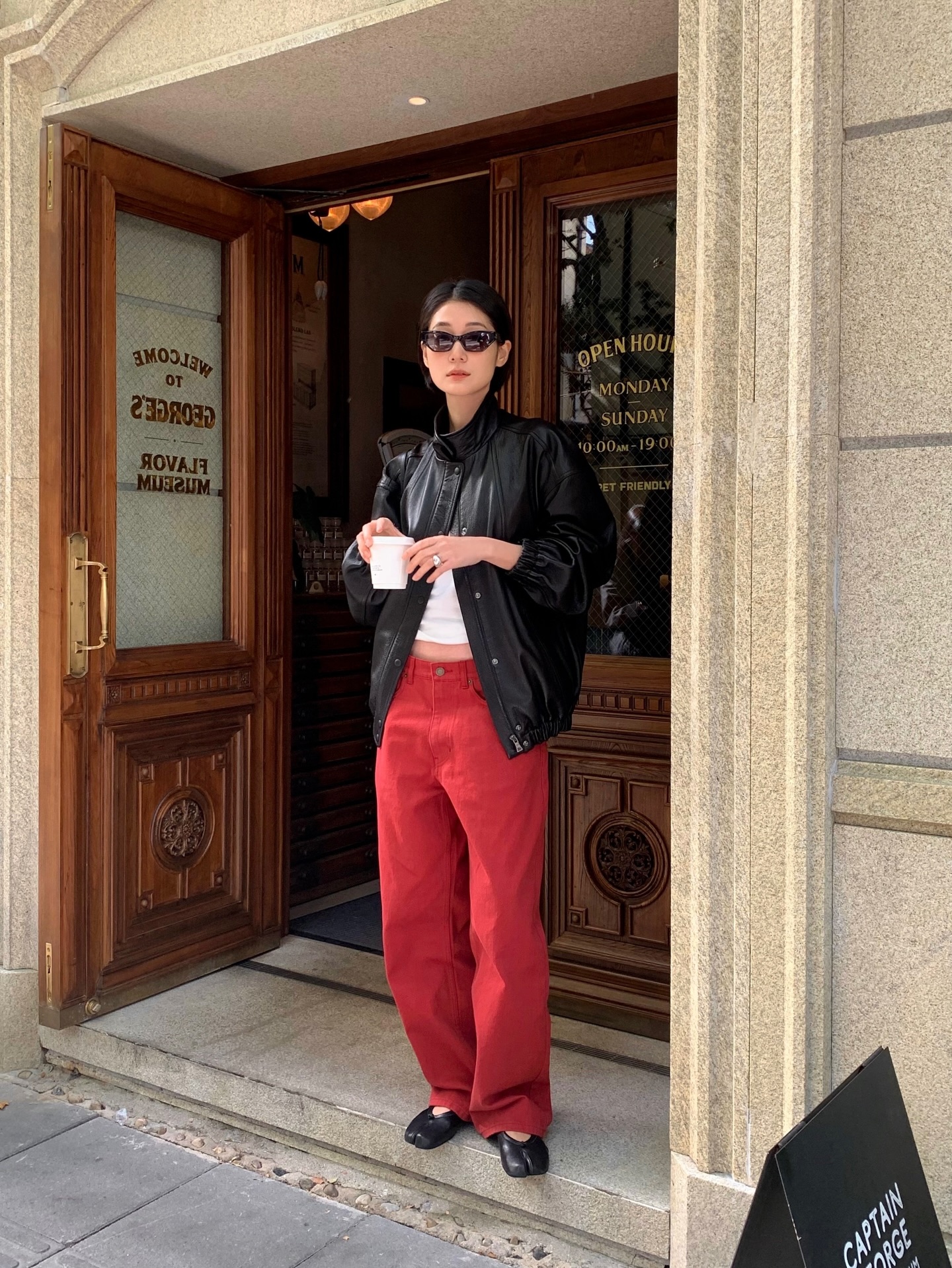 Style của chị em sẽ trẻ trung hẳn ra nhờ 5 c&ocirc;ng thức mặc quần s&aacute;ng m&agrave;u- Ảnh 1.