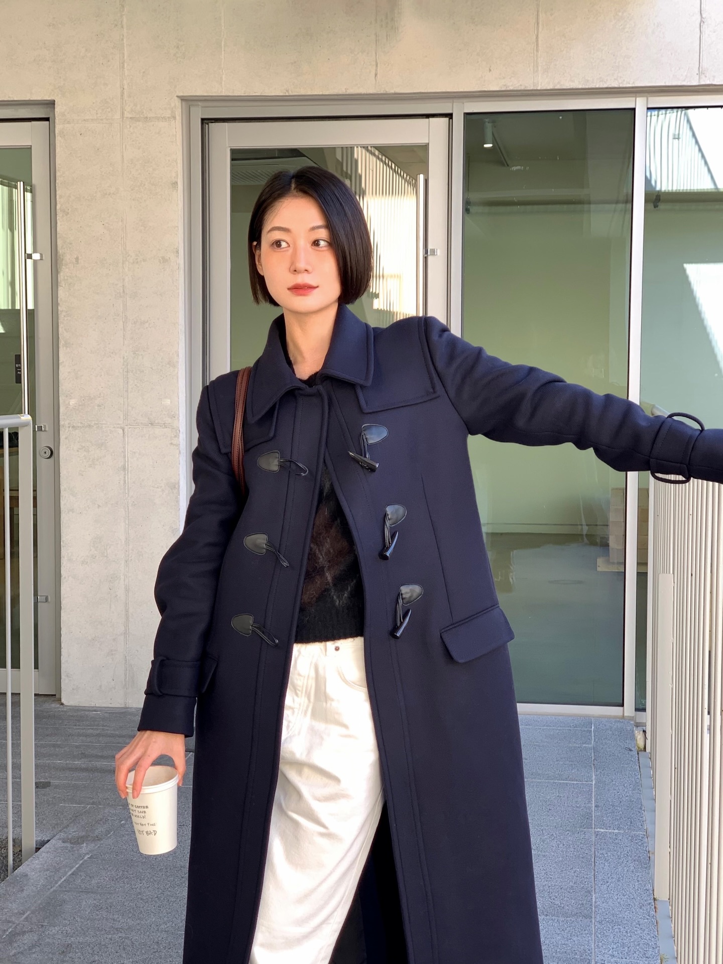 Style của chị em sẽ trẻ trung hẳn ra nhờ 5 c&ocirc;ng thức mặc quần s&aacute;ng m&agrave;u- Ảnh 5.