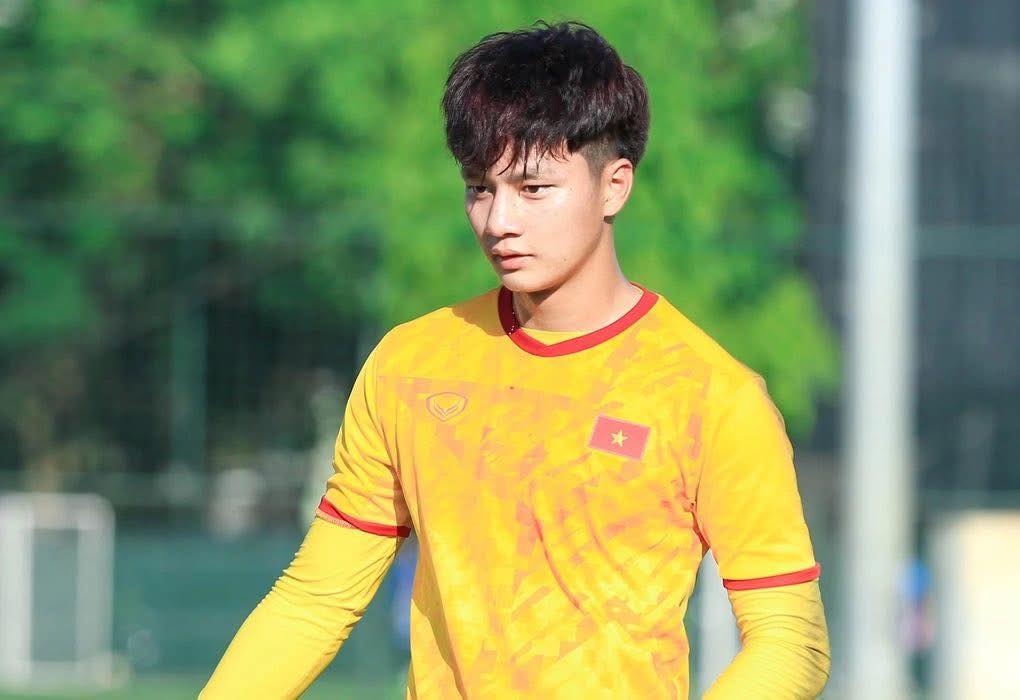 Ảnh chất lượng thấp b&oacute;c trần nhan sắc của thủ m&ocirc;n Cao Văn B&igrave;nh vừa g&acirc;y sốt ở U23 Việt Nam- Ảnh 5.