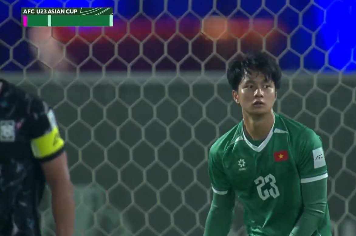 Ảnh chất lượng thấp b&oacute;c trần nhan sắc của thủ m&ocirc;n Cao Văn B&igrave;nh vừa g&acirc;y sốt ở U23 Việt Nam- Ảnh 6.