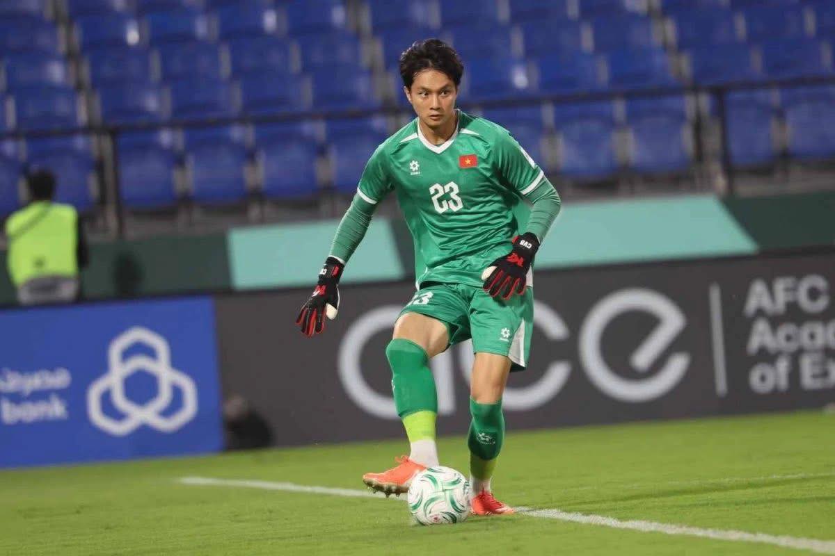 Ảnh chất lượng thấp b&oacute;c trần nhan sắc của thủ m&ocirc;n Cao Văn B&igrave;nh vừa g&acirc;y sốt ở U23 Việt Nam- Ảnh 4.