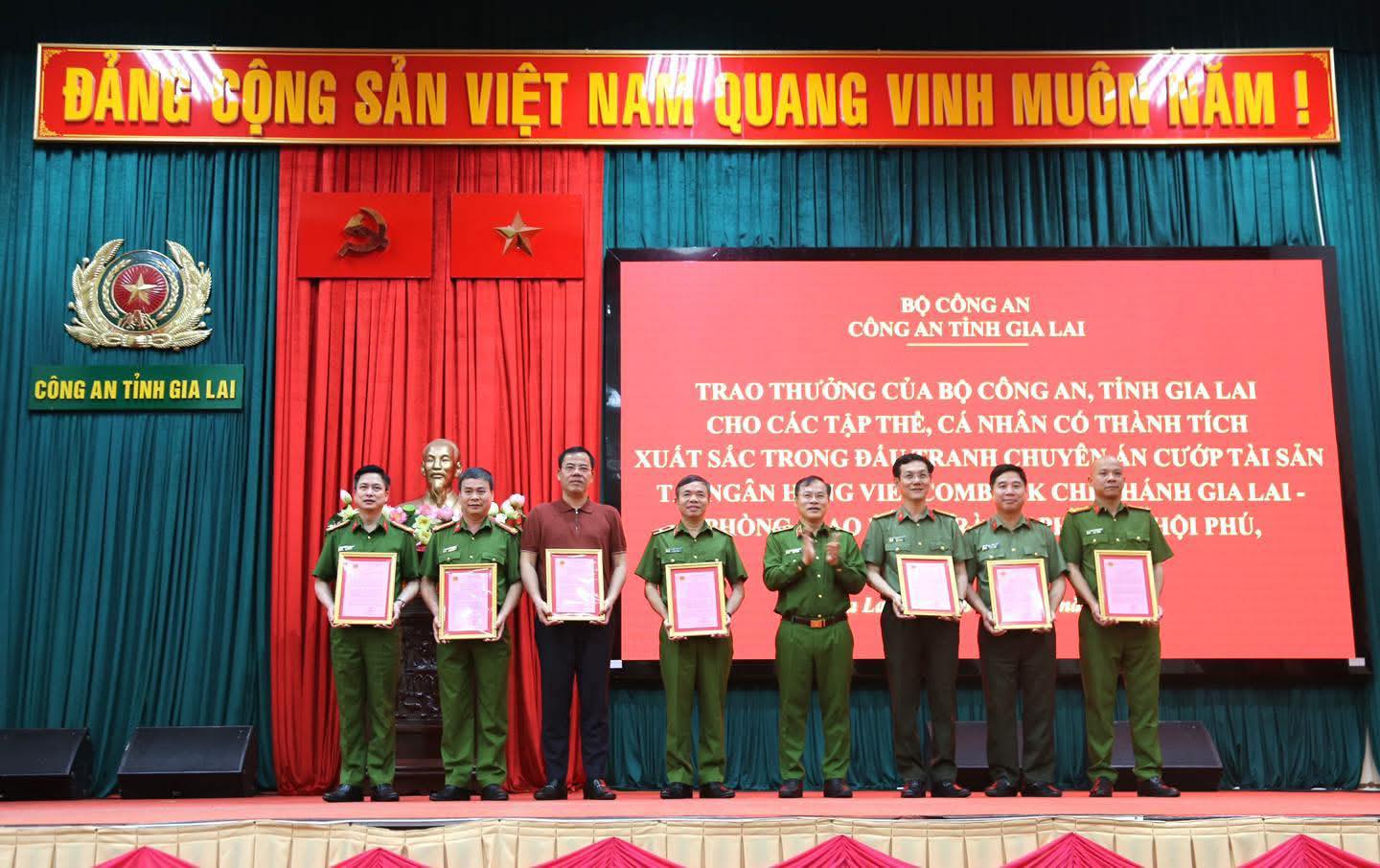 Vụ bắt 2 nghi phạm cướp ng&acirc;n h&agrave;ng ở Gia Lai: "Mắt x&iacute;ch" quan trọng từ tin b&aacute;o của quần ch&uacute;ng nh&acirc;n d&acirc;n, 5 người được thưởng n&oacute;ng- Ảnh 2.