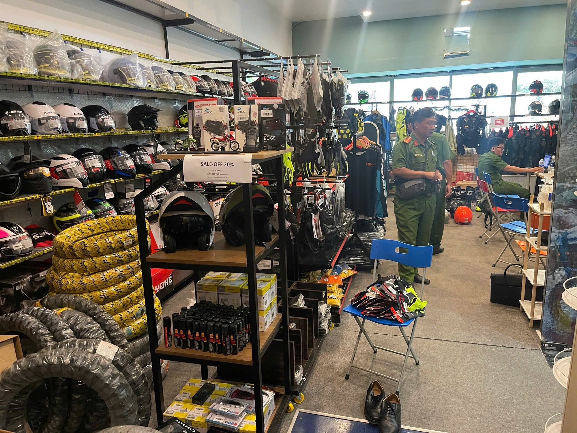 Nhận thanh to&aacute;n bằng t&agrave;i khoản c&aacute; nh&acirc;n để trốn thuế, chủ doanh nghiệp Tigit Motorbikes tại TP.HCM bị khởi tố- Ảnh 2.