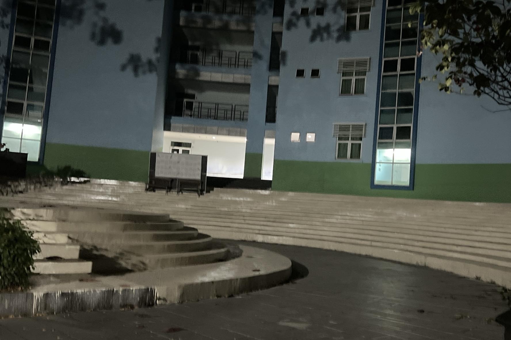 Nam sinh vi&ecirc;n rơi từ tầng 8 tử vong trong khu&ocirc;n vi&ecirc;n trường đại học ở TP.HCM- Ảnh 1.