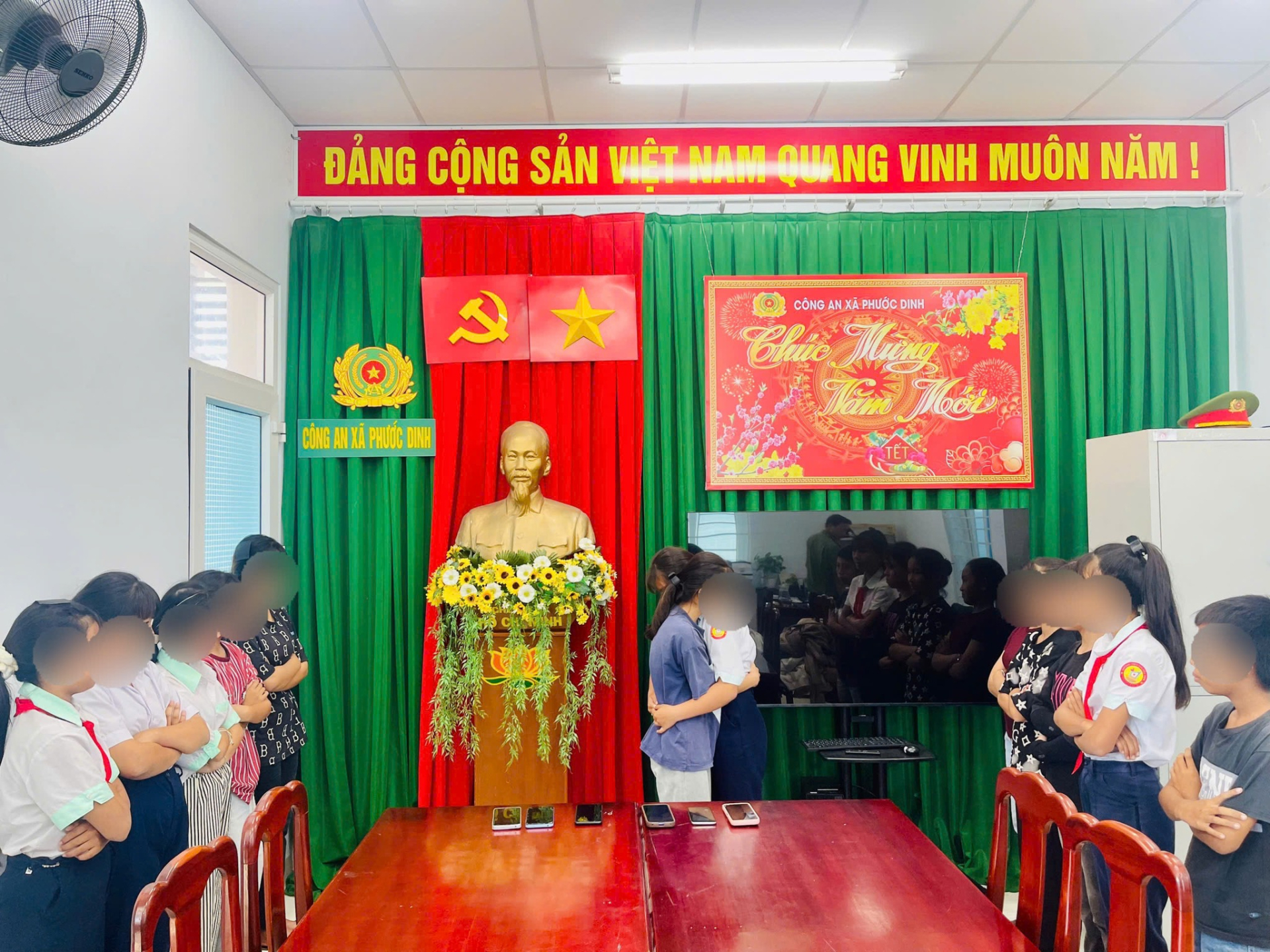 2 nữ sinh lớp 9 đ&aacute;nh nhau, c&ocirc;ng an xuất hiện kịp thời, động vi&ecirc;n &ocirc;m nhau l&agrave;m h&ograve;a- Ảnh 3.