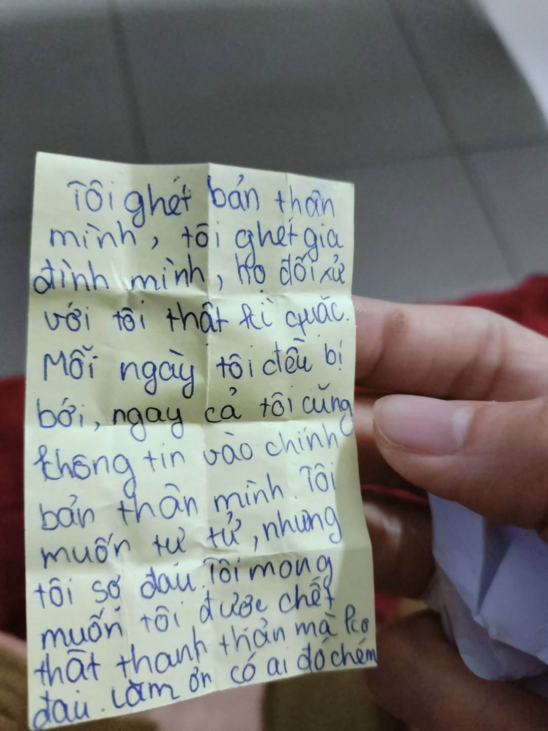 Nhận tờ giấy trong hoạt động Tết, c&ocirc; gi&aacute;o kh&oacute;c nghẹn: Em đ&atilde; trải qua những g&igrave; thế n&agrave;y?- Ảnh 1.