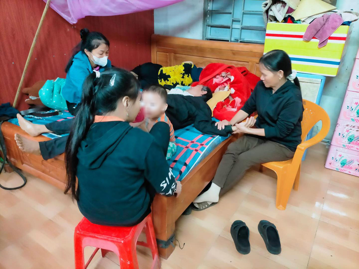 3 người trong gia đ&igrave;nh tử vong nghi do ngạt kh&iacute; than: Ho&agrave;n cảnh khiến nhiều người x&oacute;t xa- Ảnh 2.