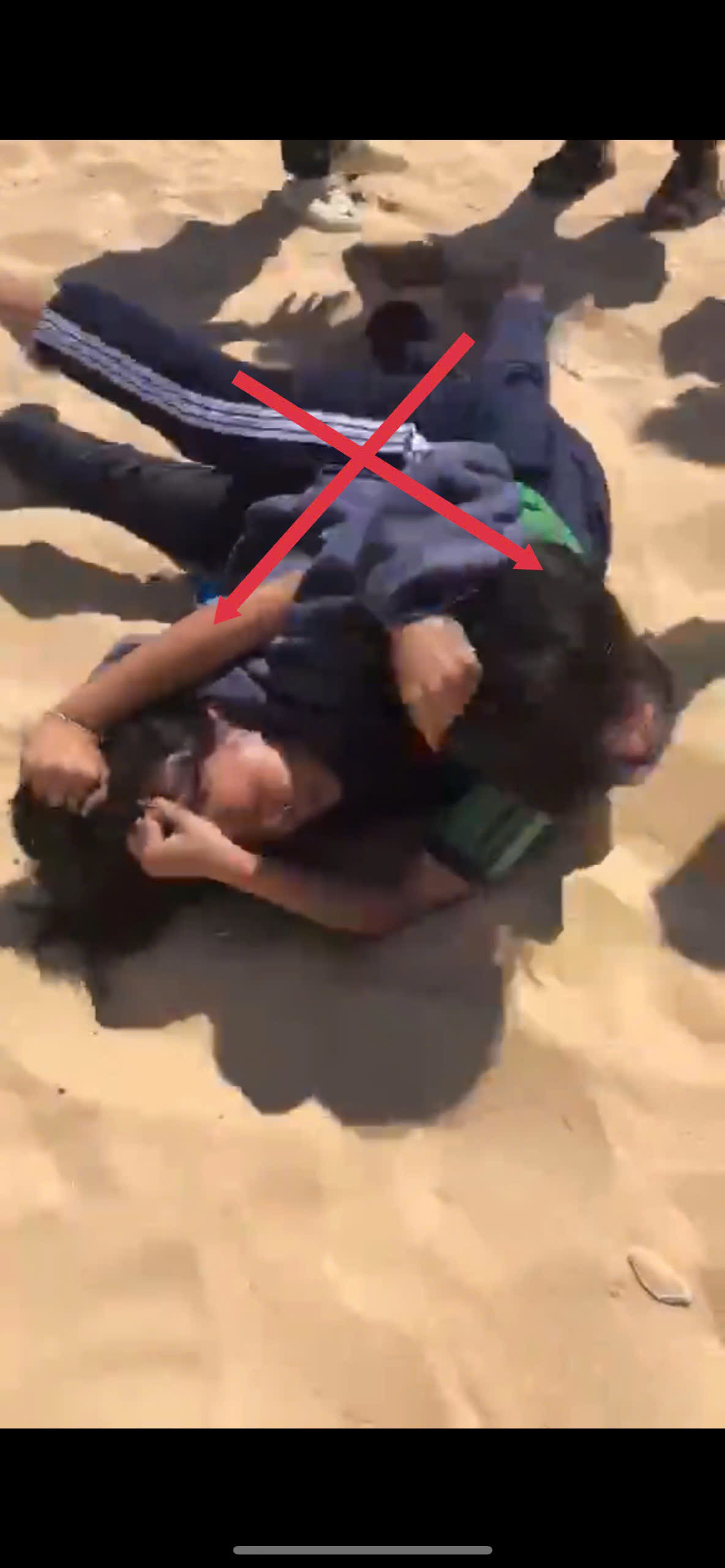 2 nữ sinh lớp 9 đ&aacute;nh nhau, c&ocirc;ng an xuất hiện kịp thời, động vi&ecirc;n &ocirc;m nhau l&agrave;m h&ograve;a- Ảnh 1.