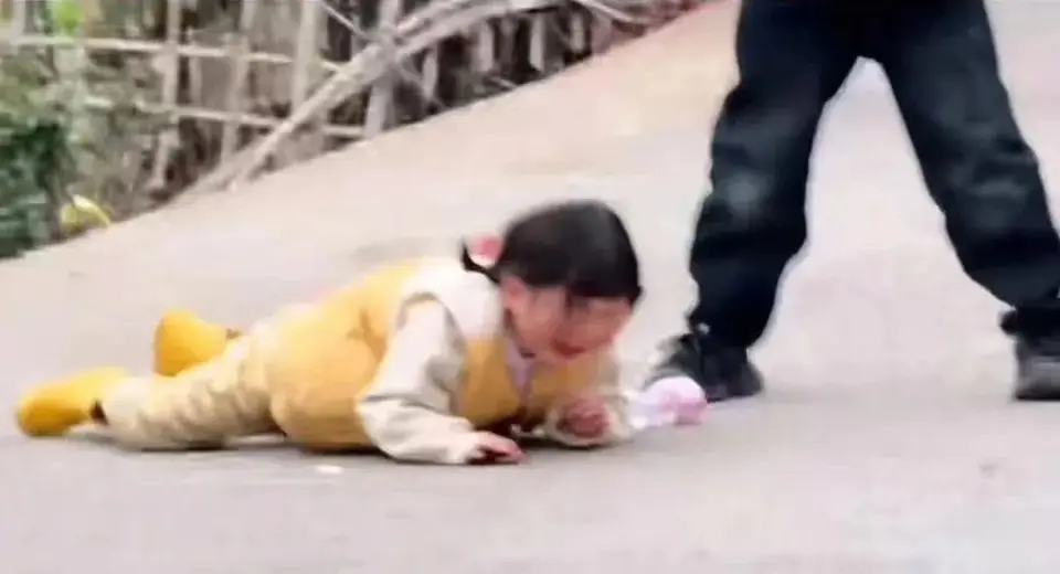 B&iacute; mật sau bức ảnh b&eacute; g&aacute;i ng&atilde; khiến cặp cha mẹ nổi tiếng bị chỉ tr&iacute;ch!- Ảnh 1.