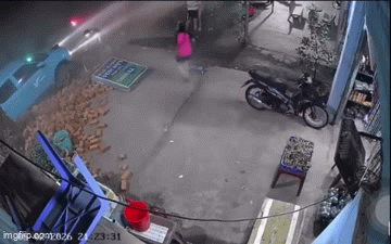 Clip t&agrave;i xế v&aacute;c gậy đ&aacute;nh người hỗ trợ, cố dịch chuyển hiện trường tai nạn: C&ocirc;ng an v&agrave;o cuộc- Ảnh 1.