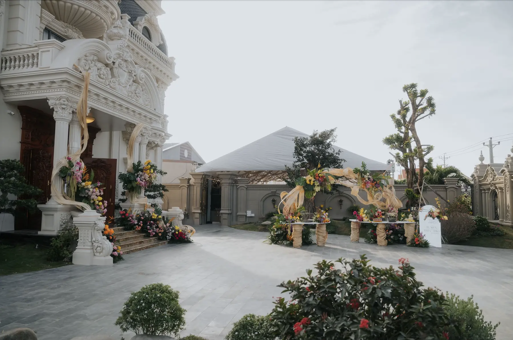 "Cậu cả" Bến Tre cưới vợ: Biệt phủ to nhất vùng được phủ kín bằng 200 loại hoa, cô dâu xinh như công chúa- Ảnh 9.