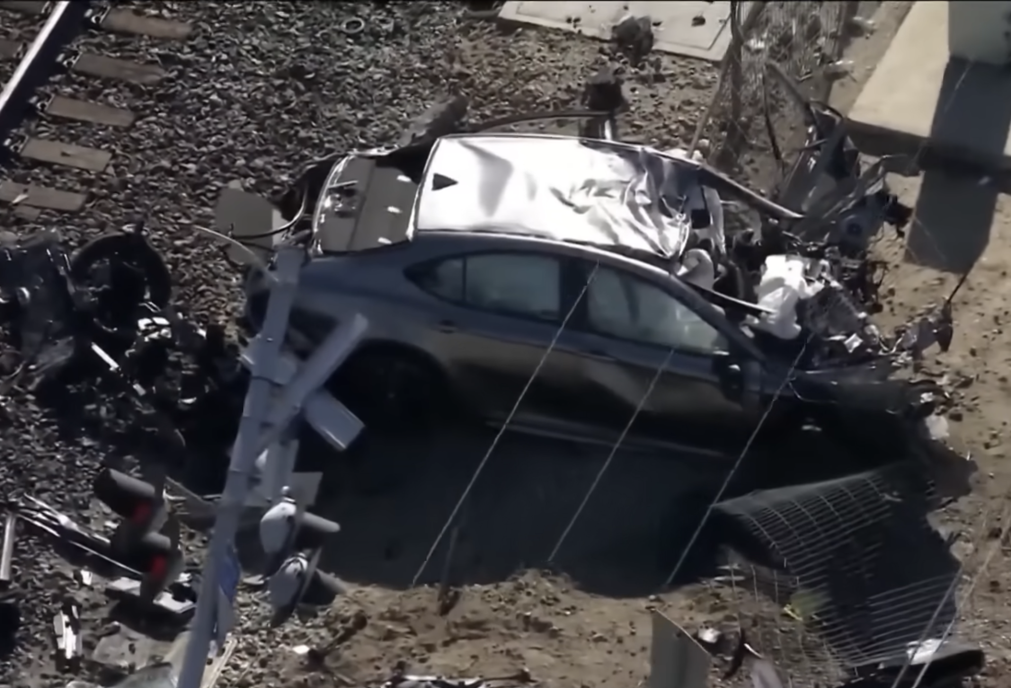 Kinh ho&agrave;ng cảnh t&agrave;u hỏa đ&acirc;m &ocirc; t&ocirc; tr&ecirc;n đường ray khiến 5 người thương vong tại chỗ- Ảnh 1.