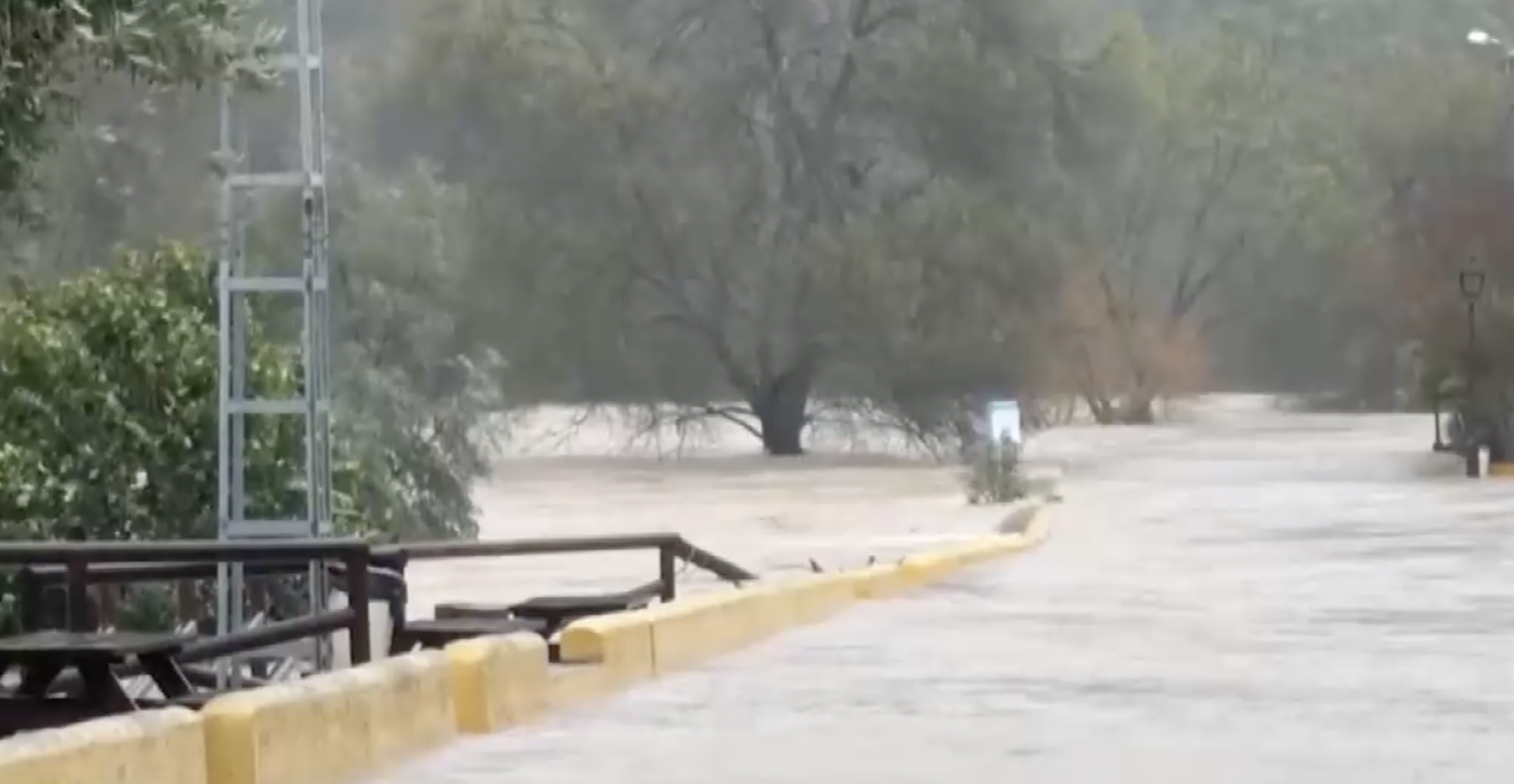 T&acirc;y Ban Nha v&agrave; Bồ Đ&agrave;o Nha căng m&igrave;nh ứng ph&oacute; mưa b&atilde;o Leonardo: 1 người chết v&agrave; 1 b&eacute; g&aacute;i mất t&iacute;ch trong mưa lũ- Ảnh 1.
