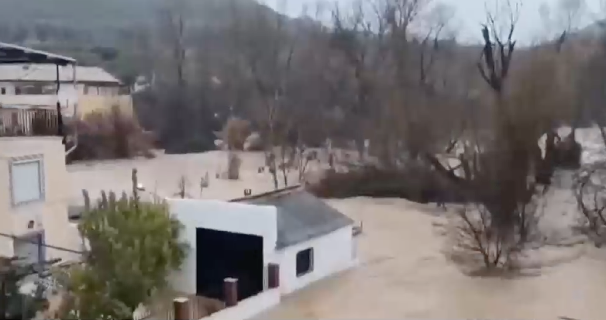 T&acirc;y Ban Nha v&agrave; Bồ Đ&agrave;o Nha căng m&igrave;nh ứng ph&oacute; mưa b&atilde;o Leonardo: 1 người chết v&agrave; 1 b&eacute; g&aacute;i mất t&iacute;ch trong mưa lũ- Ảnh 2.