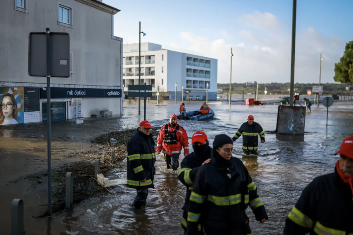 T&acirc;y Ban Nha v&agrave; Bồ Đ&agrave;o Nha căng m&igrave;nh ứng ph&oacute; mưa b&atilde;o Leonardo: 1 người chết v&agrave; 1 b&eacute; g&aacute;i mất t&iacute;ch trong mưa lũ- Ảnh 3.