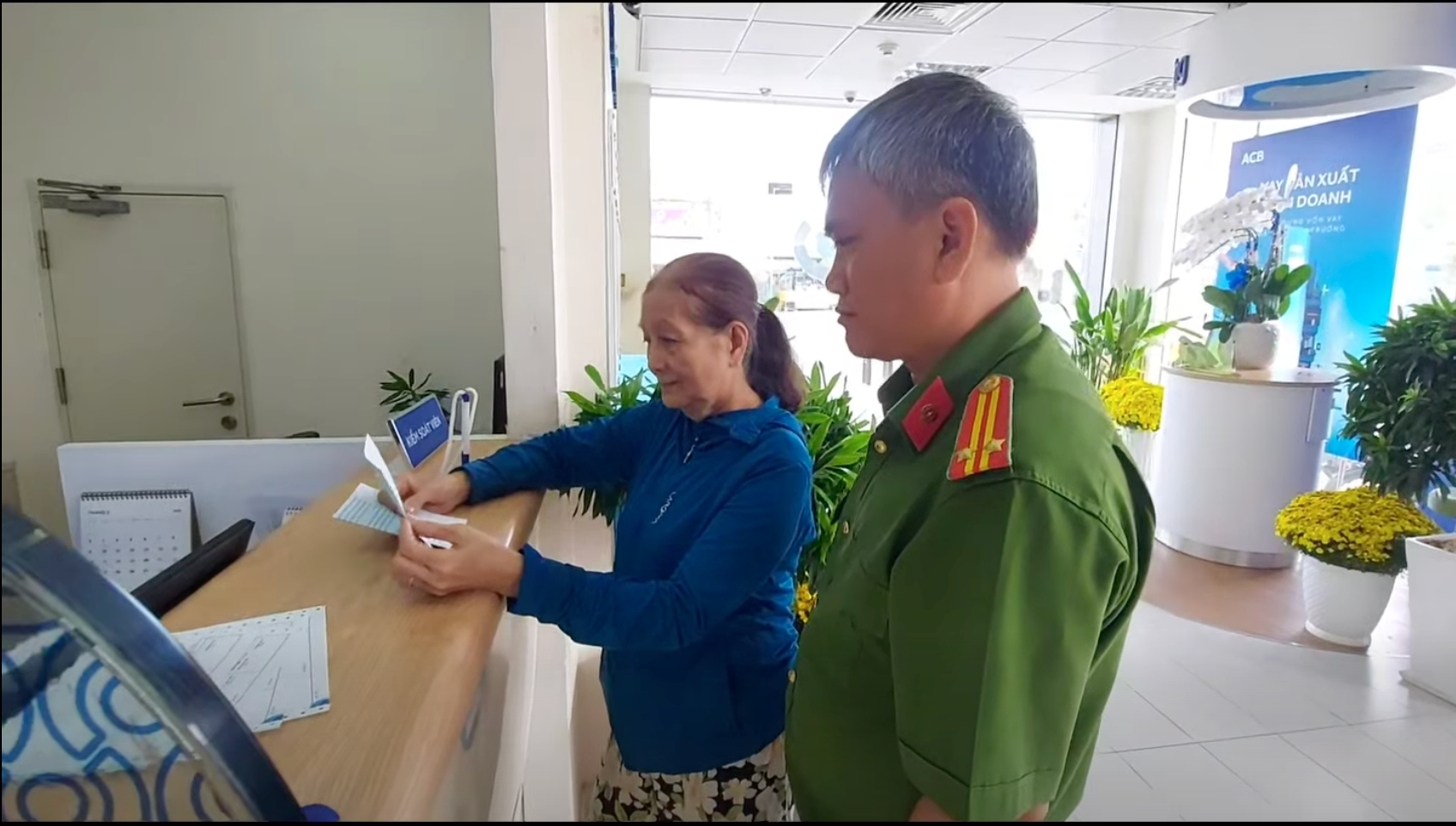 T&agrave;i khoản ACB li&ecirc;n tiếp nhận 4 giao dịch với tổng số tiền 2 tỷ đồng trong 1 ph&uacute;t, cụ b&agrave; 70 tuổi lập tức b&aacute;o c&ocirc;ng an- Ảnh 1.