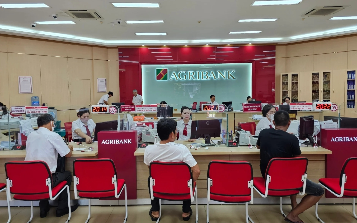 Từ 1/3/2026, Vietcombank, VietinBank, Agribank,... ngừng giao dịch r&uacute;t/chuyển tiền qua ứng dụng đối trường hợp sau- Ảnh 1.