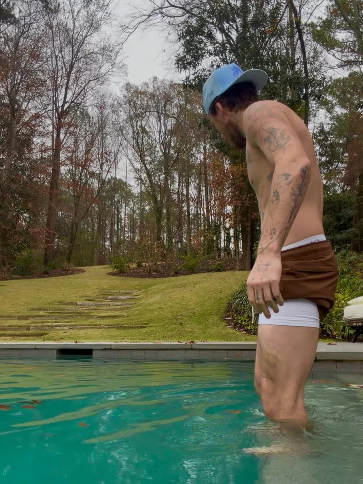 Brooklyn ấu trĩ hết sức: Đ&atilde; xo&aacute; h&igrave;nh xăm tri &acirc;n bố - David Beckham, c&ograve;n cố t&igrave;nh khoe ra như tr&ecirc;u ngươi- Ảnh 1.