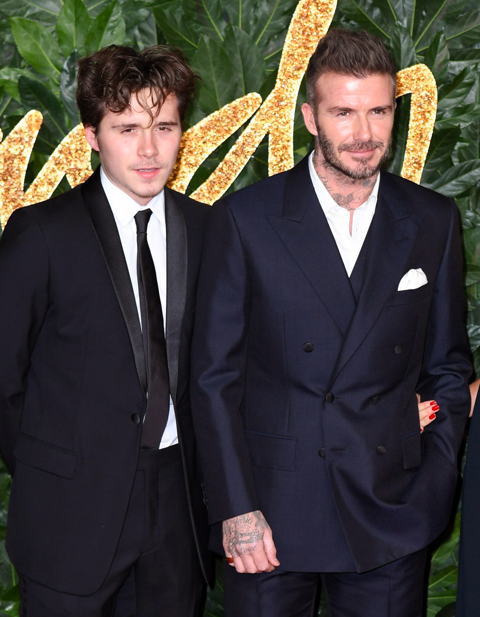 Brooklyn ấu trĩ hết sức: Đ&atilde; xo&aacute; h&igrave;nh xăm tri &acirc;n bố - David Beckham, c&ograve;n cố t&igrave;nh khoe ra như tr&ecirc;u ngươi- Ảnh 4.