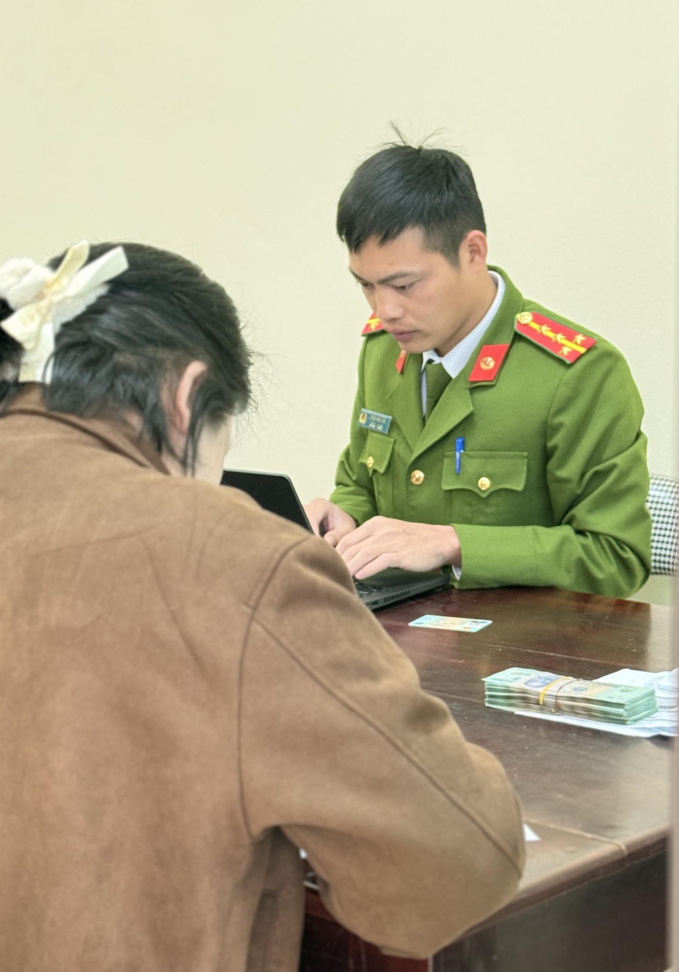 Nhận 94,7 triệu đồng từ t&agrave;i khoản lạ, người phụ nữ &acirc;m thầm r&uacute;t sạch tiền mang về nh&agrave;, 3 th&aacute;ng sau c&ocirc;ng an mời l&agrave;m việc- Ảnh 1.