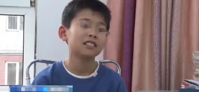 Cậu b&eacute; nhặt được t&uacute;i tiền hơn 900 triệu đồng nhưng người đ&aacute;nh rơi n&oacute;i "T&ocirc;i chỉ l&agrave;m mất hơn 70 triệu", sự thật được h&eacute; lộ qu&aacute; bất ngờ!- Ảnh 1.