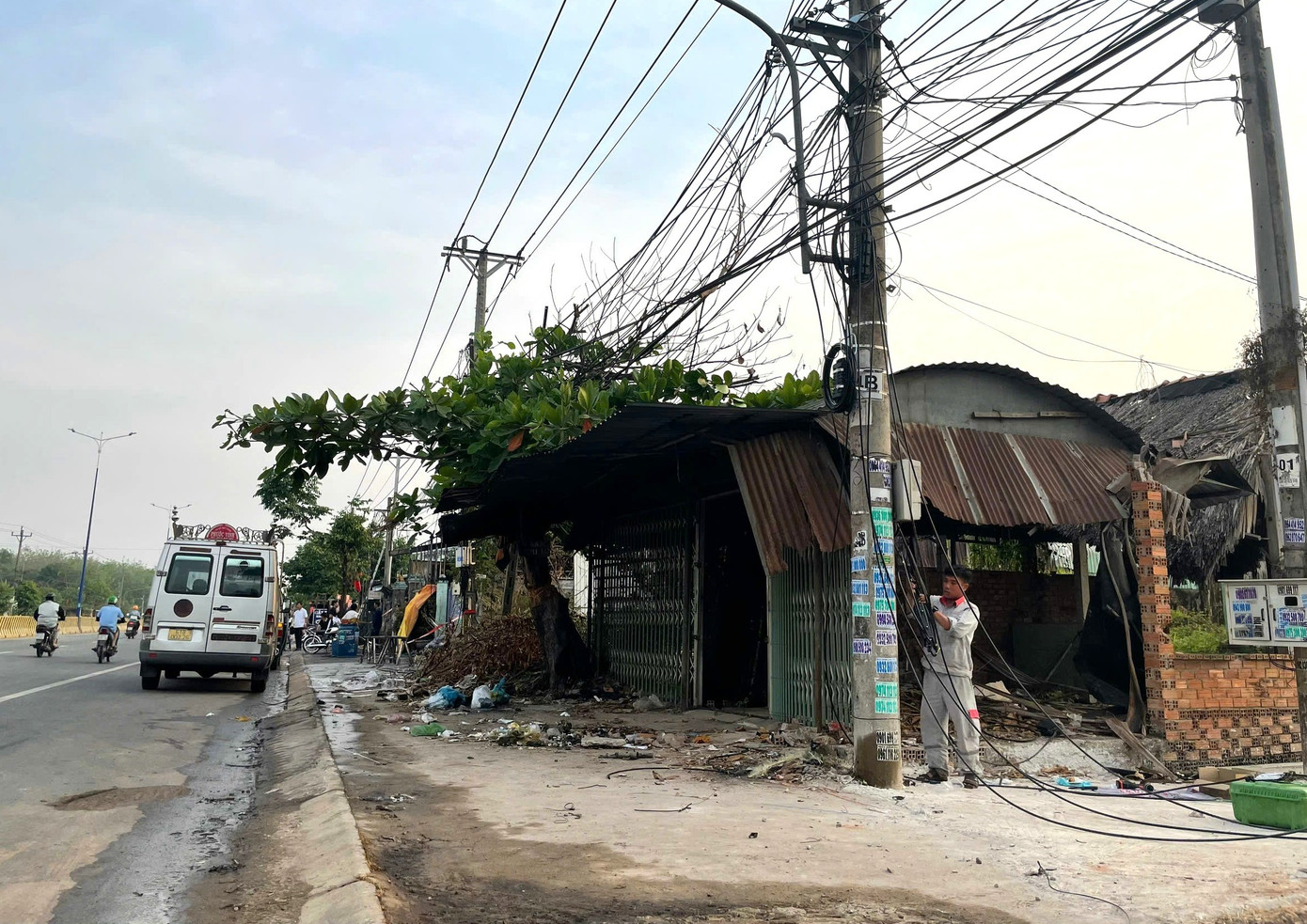 Giải cứu th&agrave;nh c&ocirc;ng gia đ&igrave;nh trong vụ ch&aacute;y trại h&ograve;m tại TPHCM- Ảnh 5.