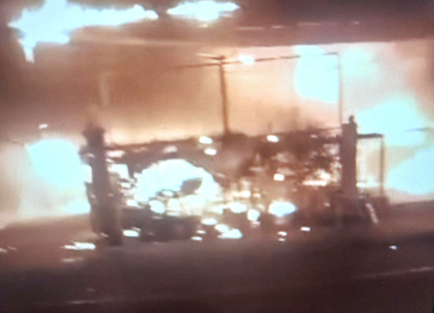 Giải cứu th&agrave;nh c&ocirc;ng gia đ&igrave;nh trong vụ ch&aacute;y trại h&ograve;m tại TPHCM- Ảnh 1.