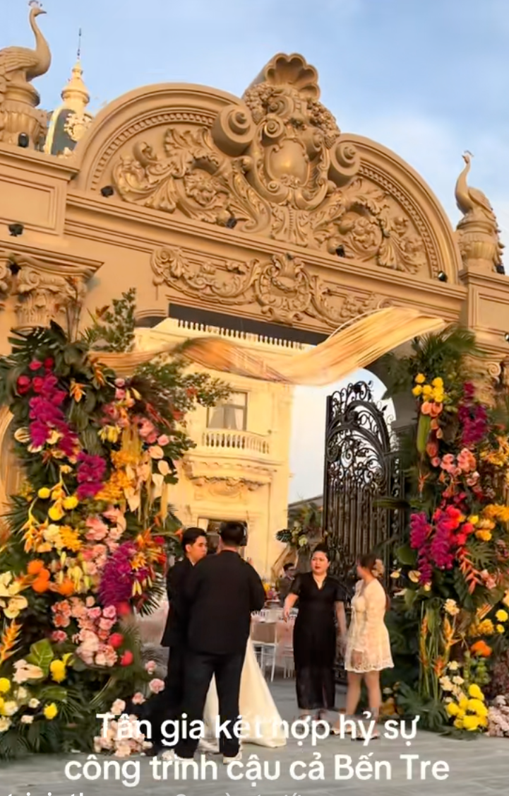 "Cậu cả" Bến Tre cưới vợ: Biệt phủ to nhất vùng được phủ kín bằng 200 loại hoa, cô dâu xinh như công chúa- Ảnh 1.