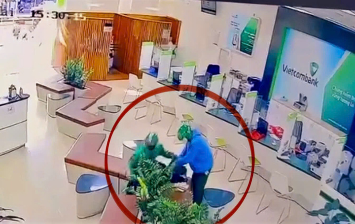 Thu giữ 4 khẩu s&uacute;ng, nhiều tang vật trong vụ cướp ng&acirc;n h&agrave;ng ở Gia Lai- Ảnh 1.