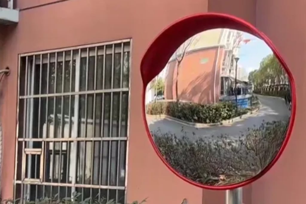 Người phụ nữ tự &yacute; chỉnh gương giao th&ocirc;ng c&ocirc;ng cộng cho hợp phong thủy khiến cả khu li&ecirc;n tiếp gặp tai nạn- Ảnh 1.