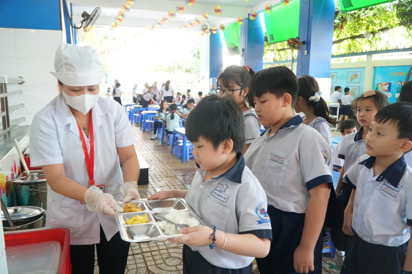 Cảnh tr&aacute;i ngược sau vụ thịt bẩn nghi tuồn v&agrave;o h&agrave;ng loạt trường học ở TPHCM- Ảnh 4.