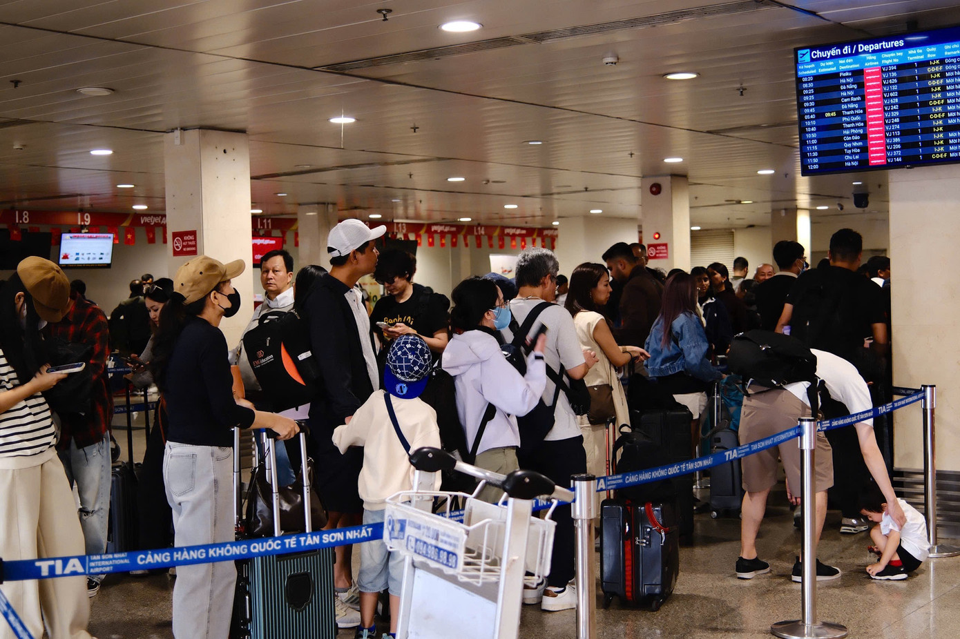 S&acirc;n bay T&acirc;n Sơn Nhất đ&oacute;n lượng kh&aacute;ch kỷ lục dịp Tết- Ảnh 1.