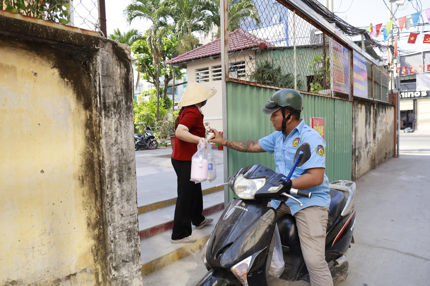 Cảnh tr&aacute;i ngược sau vụ thịt bẩn nghi tuồn v&agrave;o h&agrave;ng loạt trường học ở TPHCM- Ảnh 2.