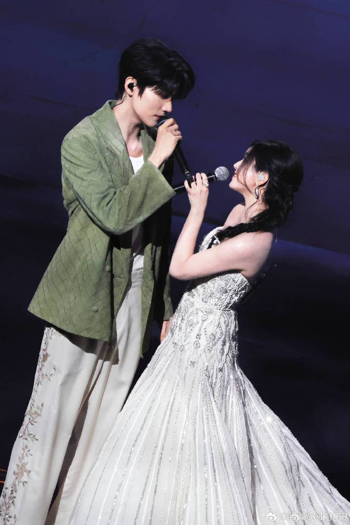 Xôn xao clip cặp sao lệch 19 tuổi thân mật khác thường ở sự kiện, nhà gái vừa trải qua vụ Xôn xao clip cặp sao lệch 19 tuổi thân mật khác thường ở sự kiện, nhà gái vừa trải qua vụ