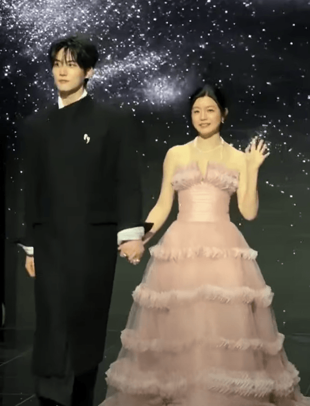 Xôn xao clip cặp sao lệch 19 tuổi thân mật khác thường ở sự kiện, nhà gái vừa trải qua vụ Xôn xao clip cặp sao lệch 19 tuổi thân mật khác thường ở sự kiện, nhà gái vừa trải qua vụ