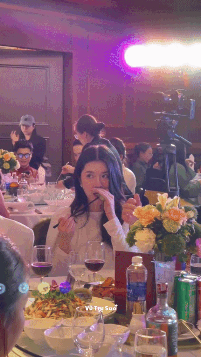 Danh tính cô gái tạo ra hệ tư tưởng "cắn 10 miếng không hết 1 miếng" ồn nhất MXH hiện tại- Ảnh 1. Danh tính cô gái tạo ra hệ tư tưởng "cắn 10 miếng không hết 1 miếng" ồn nhất MXH hiện tại- Ảnh 1.