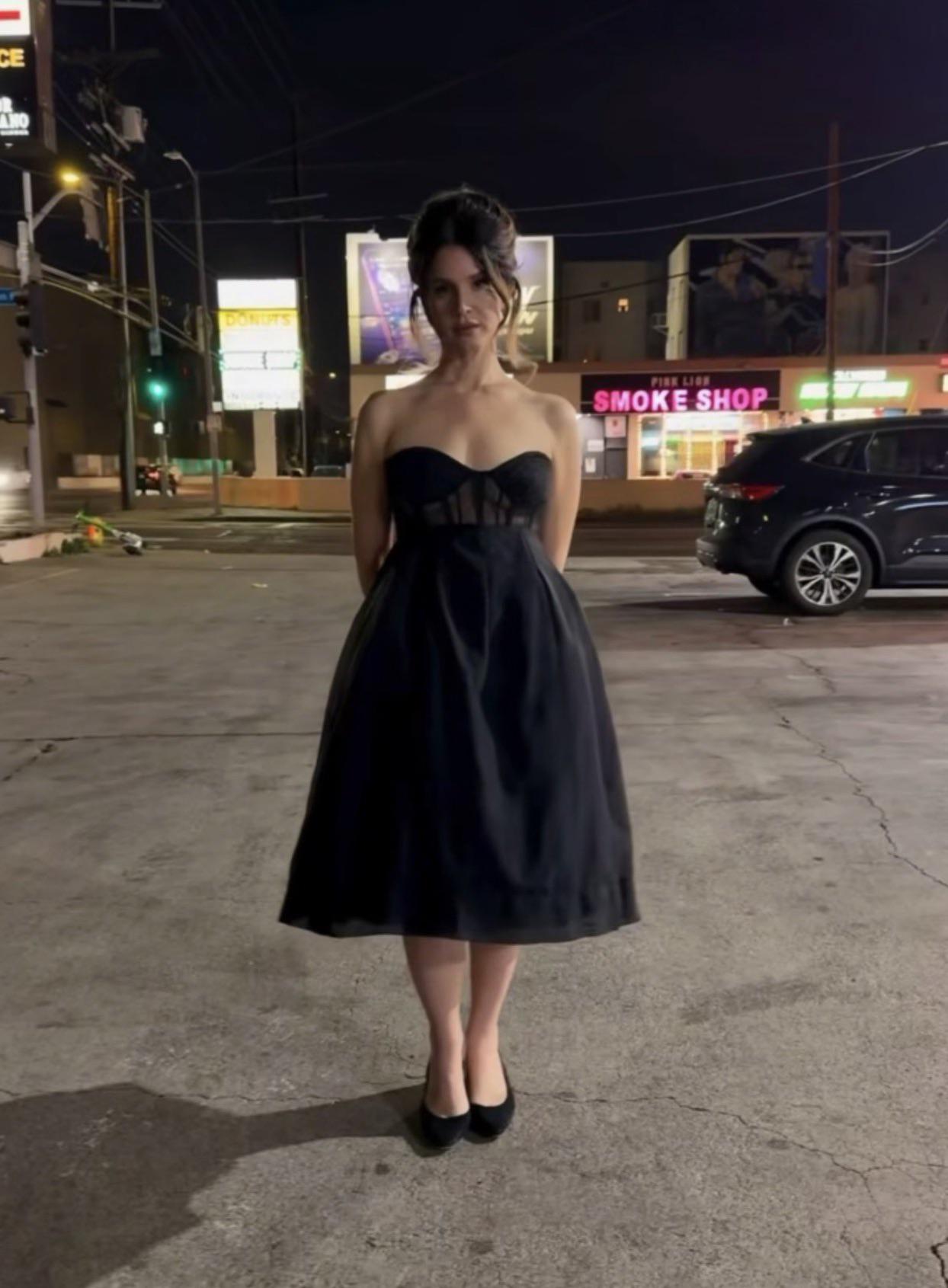 Nữ thần nhan sắc l&agrave;m tr&ograve; kh&oacute; đỡ: Lấy v&aacute;y 70 năm của Dior đi 7-Eleven, fan t&igrave;m đỏ mắt tr&ecirc;n thảm đỏ kh&ocirc;ng thấy- Ảnh 1.