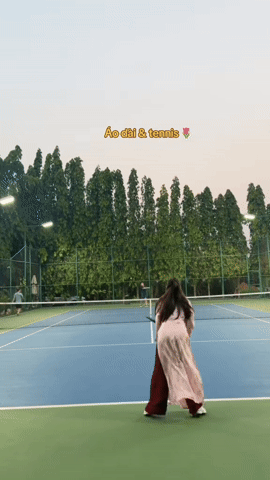 Xuống phố chụp ảnh &aacute;o d&agrave;i xưa rồi, hội g&aacute;i xinh b&acirc;y giờ mặc &aacute;o d&agrave;i chơi pickleball mới g&acirc;y sốt MXH- Ảnh 2.