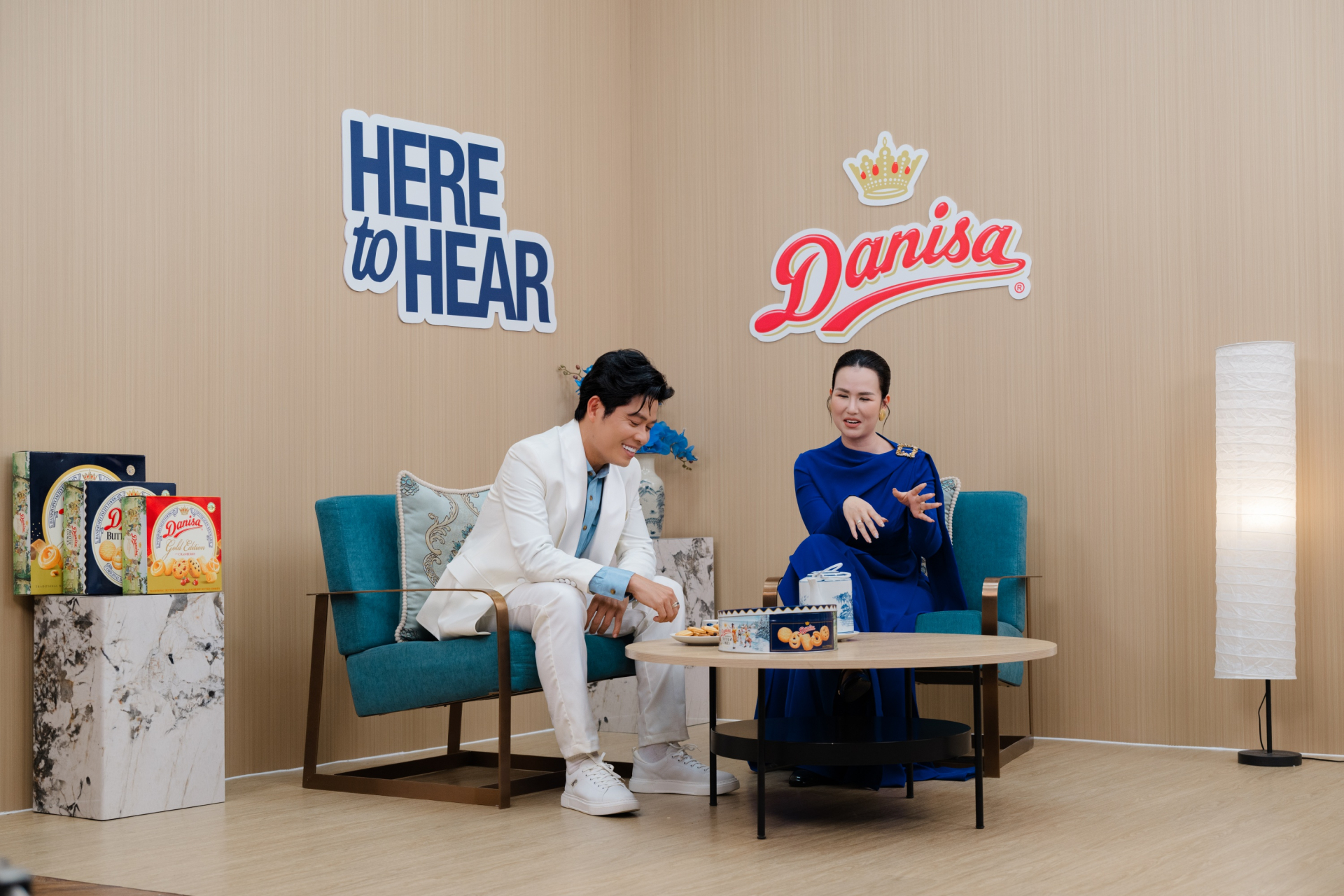 Từ hộp b&aacute;nh Danisa &ldquo;vạn năng&rdquo; đến bản hit 27 triệu view: C&aacute;ch nhạc sĩ Nguyễn Văn Chung v&agrave; V&otilde; Hạ Tr&acirc;m viết tiếp c&acirc;u chuyện tri &acirc;n- Ảnh 4.