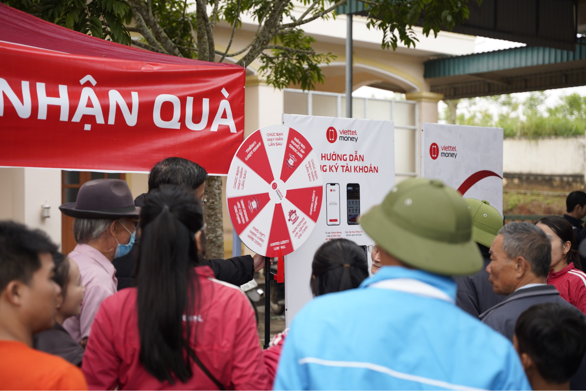 Hỗ trợ thiết thực cho người d&acirc;n v&ugrave;ng bi&ecirc;n Đồng Nai: Kh&aacute;m bệnh, tặng qu&agrave; v&agrave; hướng dẫn an to&agrave;n t&agrave;i ch&iacute;nh- Ảnh 3.