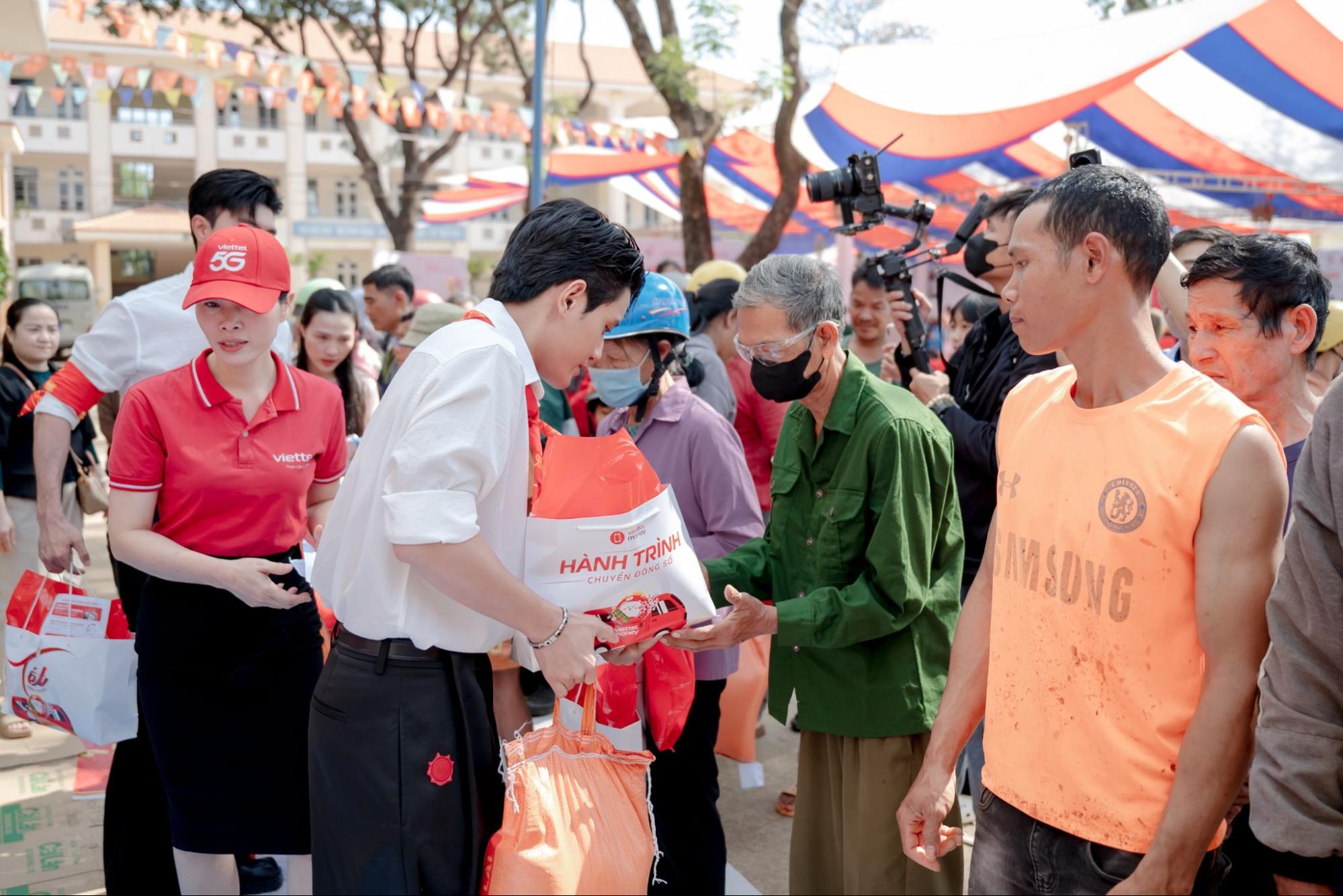 Hỗ trợ thiết thực cho người d&acirc;n v&ugrave;ng bi&ecirc;n Đồng Nai: Kh&aacute;m bệnh, tặng qu&agrave; v&agrave; hướng dẫn an to&agrave;n t&agrave;i ch&iacute;nh- Ảnh 2.